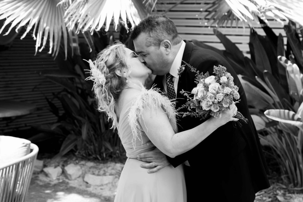 Mar y Enrique compartiendo un romántico beso en su boda en Mauro Eventos