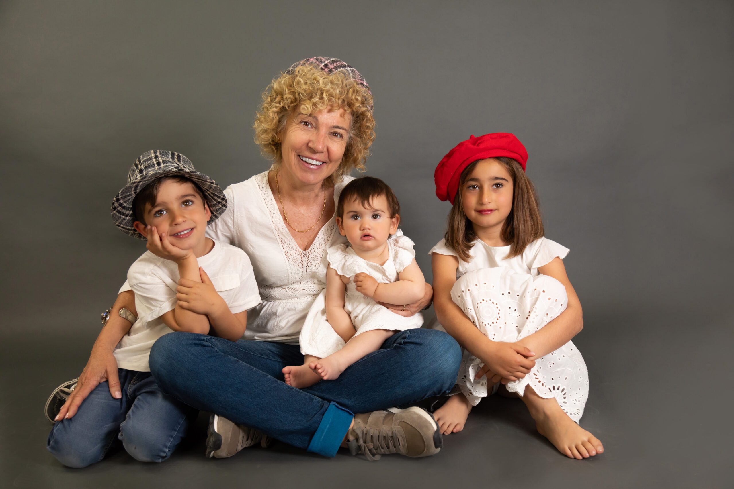 Tres generaciones unidas celebrando el Día de la Familia, compartiendo sonrisas y un lazo que atraviesa el tiempo.