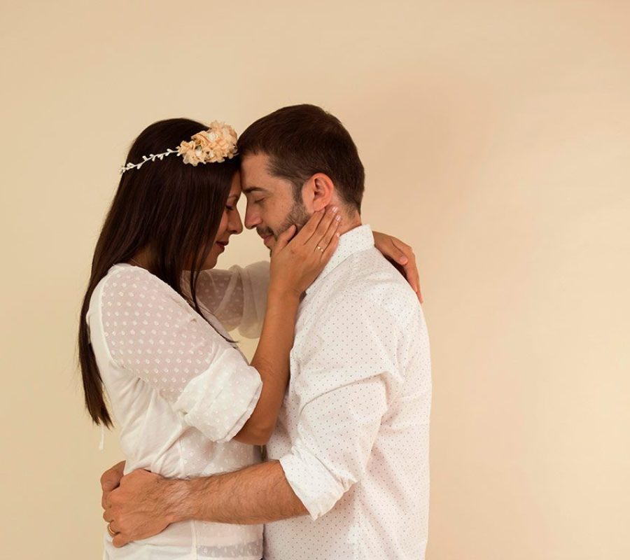 Pareja abrazándose con ternura en estudio de fotografía